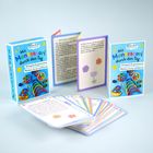 "Mit Montessori durch den Tag" steht auf einer Kartenbox. Ein Kartenset ist ausgebreitet, bunte Illustrationen sind sichtbar.