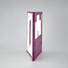 „WAS ICH AN DIR LIEBE“ und „STADT, LAND, KUSS“. Ein Buch mit lila Einband, stehend geöffnet.