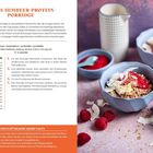 Kokos-Himbeer-Protein-Porridge Rezept, Zutaten und Anleitung; Bild mit Schalen voller Porridge, Himbeeren und Kokosflocken.