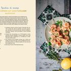 Rezept für Scampi-Spieße mit mediterraner Marinade. Bild: Teller mit Scampi, Zitrone und Kräutern. Verdrehte Kacheln im Hintergrund.