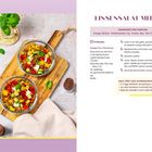 "LINSENSALAT MIT FETA. Zutaten: Linsen, Paprika, Gurken, Feta, Apfelessig. Rezept und Serviervorschlag auf Holzbrett mit Basilikum."