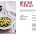 "Orecchiette mit Wurst und Rapini", Rezept und Zubereitung beschrieben. Links ein Teller Pasta mit Wurststücken.