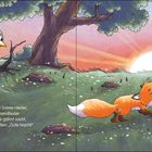 Zwei Vögel auf einem Baum sehen einen gähnenden Fuchs vor einem Sonnenuntergang. Romantische Szenerie.