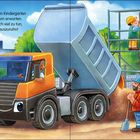 „Denn den neuen Kindergarten können alle kaum erwarten.“ Fröhliche Illustration: LKW, Bauarbeiter, Kinder hinter Zaun.