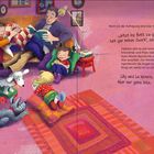 Text: „Nach all der Aufregung...“, „Jetzt ins Bett...“, „Deshalb gibt es...“, „Alle lauschen...“, „Lilly und Lu...“

Illustration: Eine Familie sitzt gemütlich im Wohnzimmer. Mama schläft, Papa liest vor. Kinder und ein Hund sind entspannt.
