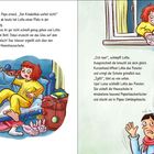 Text: Papa ruft. Lotta springt aus dem Bett, verschüttet Wasser. Lotta wringt nasse Schuhe aus. Ein Vogel sitzt draußen.

Illustration zeigt: Ein Kind im Bett, das hektisch aufspringt, mit verschüttetem Glas und nassen Hausschuhen am Fenster.