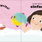 „Spritz, spritz!” „In der Wanne spielen ist einfach toll!“ Ein Kind in der Badewanne spielt mit einem bunten Fisch.