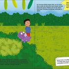 Die Texte beschreiben eine Dino-Szene mit einem neugierigen Kind, einem Baby-Triceratops, und Dino-Eiern in einer grünen Landschaft.