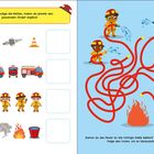 Vervollständige die Reihen mit Stickern. Kinder mit Schläuchen, Wasser spritzt, Linien führen zu einem Feuer.