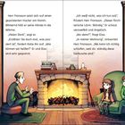 Herr Fransson spricht mit Kalle und Elsa am Kamin. Sie sitzen in gemütlicher Umgebung mit Bücherregalen.