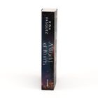 Buchrücken mit den Texten "Rina Vasquez", "A World of Ruins" und "reverie". Dunkler Hintergrund mit Lichteffekten.