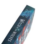 Aufschrift: "Kaylee Archer, Witch of the Wolves." Teil eines Buchcovers, geschwungene Ornamente, bläulich mit roten Akzenten.