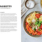 SPAGHETTI mit Linsenbolognese. Rezept und Zutatenliste neben einem Teller mit Spaghetti, Tomatensauce und Basilikum.
