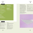 Text: Anleitung für Tuch Nr. 2, Materialangaben, Abketten, Fertigstellung. Illustration: Ein gestreiftes Tuch auf lila Hintergrund.