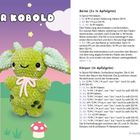 Links steht „Knuffiger Kobold“ über einem gestrickten Kobold mit grünem Körper und langen Ohren. Rechts eine Häkelanleitung.