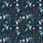 Illustration von Kolibris mit rosa Flügeln, umgeben von blauen und rosa Blumen und Blättern auf dunklem Hintergrund.