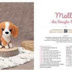 "Molly, die Beagle-Dame." Anleitung für Amigurumi mit Materialien und Häkelschritten. Links ein gehäkelter Beagle auf Holz.