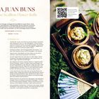 Titel: HUA JUAN BUNS Chinese Scallion Flower Rolls. Links Rezept mit Zutaten und Zubereitung, rechts Dampfkörbe mit Brötchen.