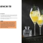 "French 75", ein Rezept für einen Cocktail mit Gin, Triple Sec, Zitronensaft und Champagner, garniert mit Zitronenschale und Thymian.