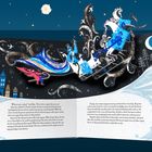 Textausschnitt: Eine erzählerische Passage über Kay und Gerda. Illustration: Ein Pop-up-Buch mit einer farbenfrohen Schlittenfahrt.