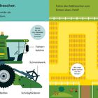 Links, ein grüner Mähdrescher, rechts ein Feld, Kühe und zwei Personen auf einer Wiese mit einem roten Scheunenhaus.