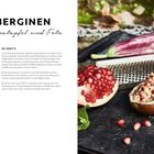 "AUBERGINEN mit Granatapfel und Feta. Rezept für 4 Portionen. Bild von gefüllter Aubergine und angeschnittenem Granatapfel."