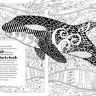 Text über Wale und Fjorde. Illustration eines kunstvoll gemusterten Wals im Meer, umgeben von dekorativen Fischmotiven.