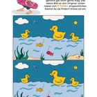 "Das hat der kleine Kobold hübsch ausgemalt..." steht neben einem Kobold mit Flamingo-Schwimmring. Zwei Bilder mit Enten auf Wasser.