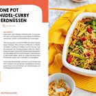 "One Pot Mie-Nudel-Curry mit Erdnüssen." Ein Rezepttext und Bild eines Curry-Gerichts in einer weißen Auflaufform.