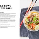"Soba-Bowl mit Spargel" Rezept mit Zutatenliste, Zubereitungsschritten, bunt angerichtete Glasnudel-Bowl mit Stäbchen.