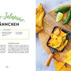 Nacho-Jalapeño Pfännchen Rezept, Zutaten: Cheddar, Avocado, Kirschtomaten, Jalapeños, Nachos. Foto mit zwei Pfännchen und Nachos.