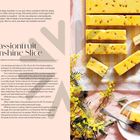 Passionfruit Sunshine Slice. Rezept für eine fruchtige Backware. Gelbe Stücke, dekorativ angerichtet auf rosa Hintergrund.