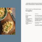 „Ghörd oafach zur Brodzeid dazua. Gerupfter. Zutaten: 300 g reifer Camembert, 80 g Butter, 30 ml Bier [...]“  
Links: Ein Schälchen und belegte Brotscheiben mit einer gelblichen Creme auf einem Brett.