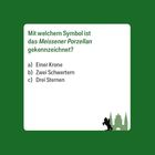 Quizfrage: "Mit welchem Symbol ist das Meissener Porzellan gekennzeichnet?" Antwortmöglichkeiten: a) Krone, b) Zwei Schwerter, c) Drei Sterne. Unten rechts Silhouette einer Stadt. grüner Hintergrund.