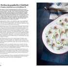 "In Weißwein gepökelter Glattbutt mit Trauben, Kürbiskernen & Basilikum-Öl." Links Rezeptbeschreibung, rechts Teller mit Fischscheiben.