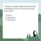Text: "Welches Gebirge bildet die klassische natürliche Grenze zwischen Europa und Asien?" Antwortoptionen A-C. Illustration: Berge und ein Steinbock-Silhouette.