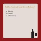 Quizfrage: "Welcher Name steht nicht für eine Rebsorte?" Optionen: a) Riesling b) Chablis c) Chardonnay. Silhouette von Flasche und Glas.