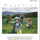26. Woche, Juni/Juli. Zitat von Arthur Conan Doyle über Radfahrer in der Landschaft. Kinder mit Fahrrädern im Grünen.
