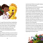 Elli streichelt ihr gelbes Seepferdchen Stormi, beide schauen sich vertraut an. Unterwasserpflanzen zieren die Szene.