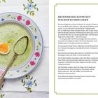 „Brennesselsuppe mit wachsweichen Eiern“; Rezept mit Zutatenliste; links grünes Süppchen mit halbem Ei auf besticktem Tuch.