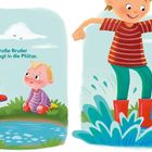 Der Text sagt: "Der große Bruder springt in die Pfütze. PLATSCH!" Illustration von zwei Kindern beim Spielen in einer Pfütze.