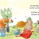 Text: "Das Olchi-Baby mag die Flasche, das Ohr vom Teddy und die Tasche. Die Pfanne und der Sonnenhut schmecken ihm besonders gut." Illustration: Ein grünes Olchi-Baby sitzt auf einem Stein, umgeben von Spielzeug und Tieren.