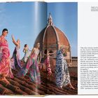 Modelle auf einem Dach in floralen, farbenfrohen Kleidern vor Kuppel in Florenz. Links Text über Modegeschichte.