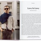 "Love Is Love" von Michael Dayton Hermann. Links ein Mann mit Sonnenbrille und blauem Schal, Hände in den Hosentaschen.