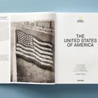 Text: "THE UNITED STATES OF AMERICA, NATIONAL GEOGRAPHIC, TASCHEN." Links: Schwarz-Weiß-Foto einer Menschenmenge, die eine USA-Flagge bildet.