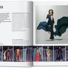 "1970. Designte Gastgeberuniformen, mit Tomoko Komuro. Modelle in bunten, experimentellen Outfits auf Laufsteg."