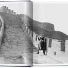 Ein schwarz-weißes Foto zeigt einen Mann auf der Großen Mauer in China.