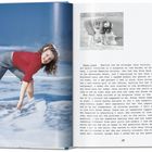 Text: "Norma Jeane", "Love, Norma Jeane", "19". 

Frau am Strand, lachend, in karierten Hosen und rotem Pullover. Vintage-Fotografie.