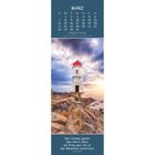 Kalenderseite März, darunter: "Der Himmel gehört dem Herrn allein, die Erde aber hat er den Menschen anvertraut." Psalm 115,16. Darunter ein Leuchtturm auf einer felsigen Küste bei Sonnenuntergang.