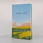 Buchtitel "MOOSLAND" von Katrin Zipse, darunter "ROMAN". Das Cover zeigt eine grüne Landschaft und blauen Himmel.